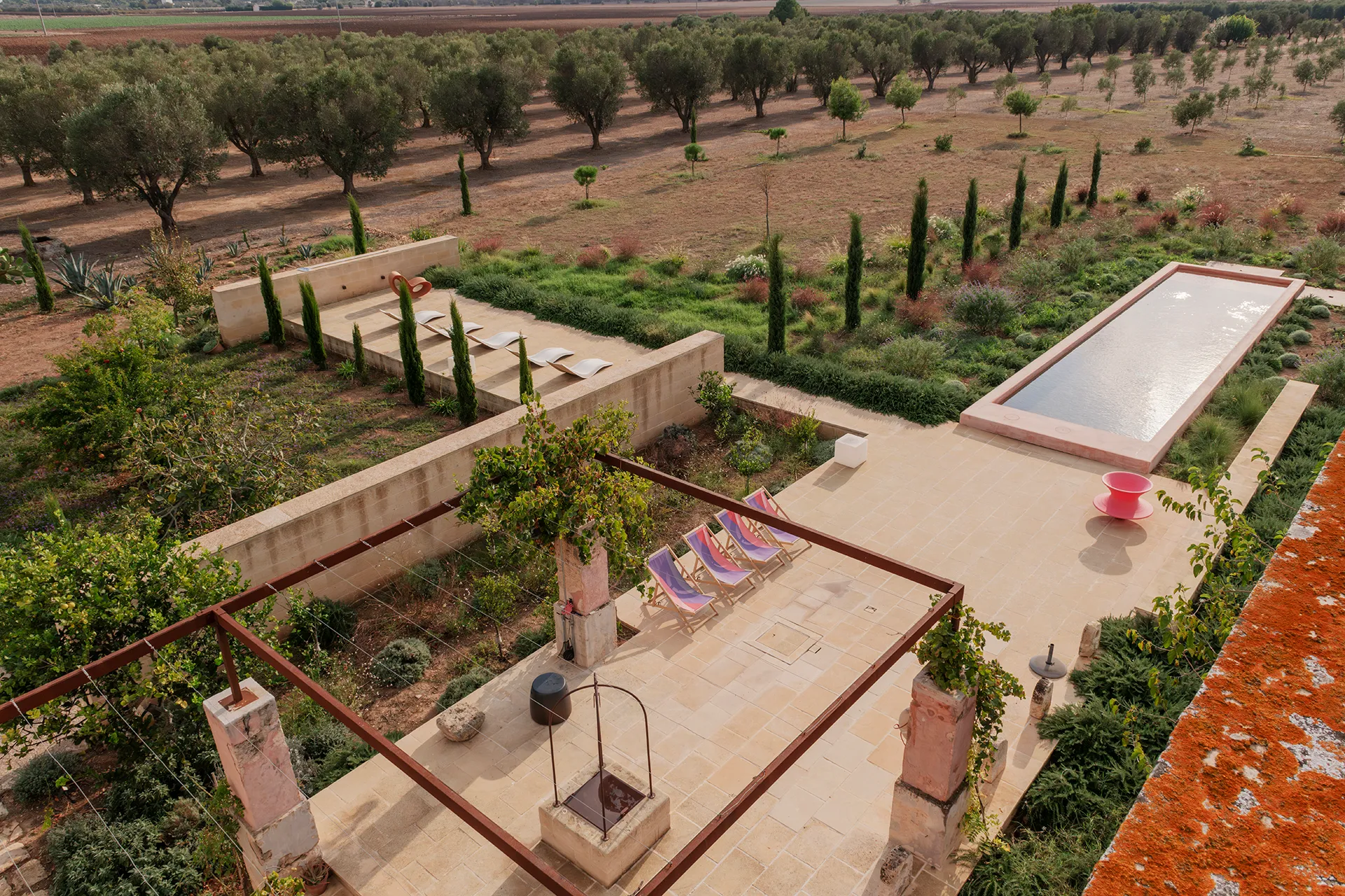Piscina di Casa Rosa immersa nel paesaggio mediterraneo