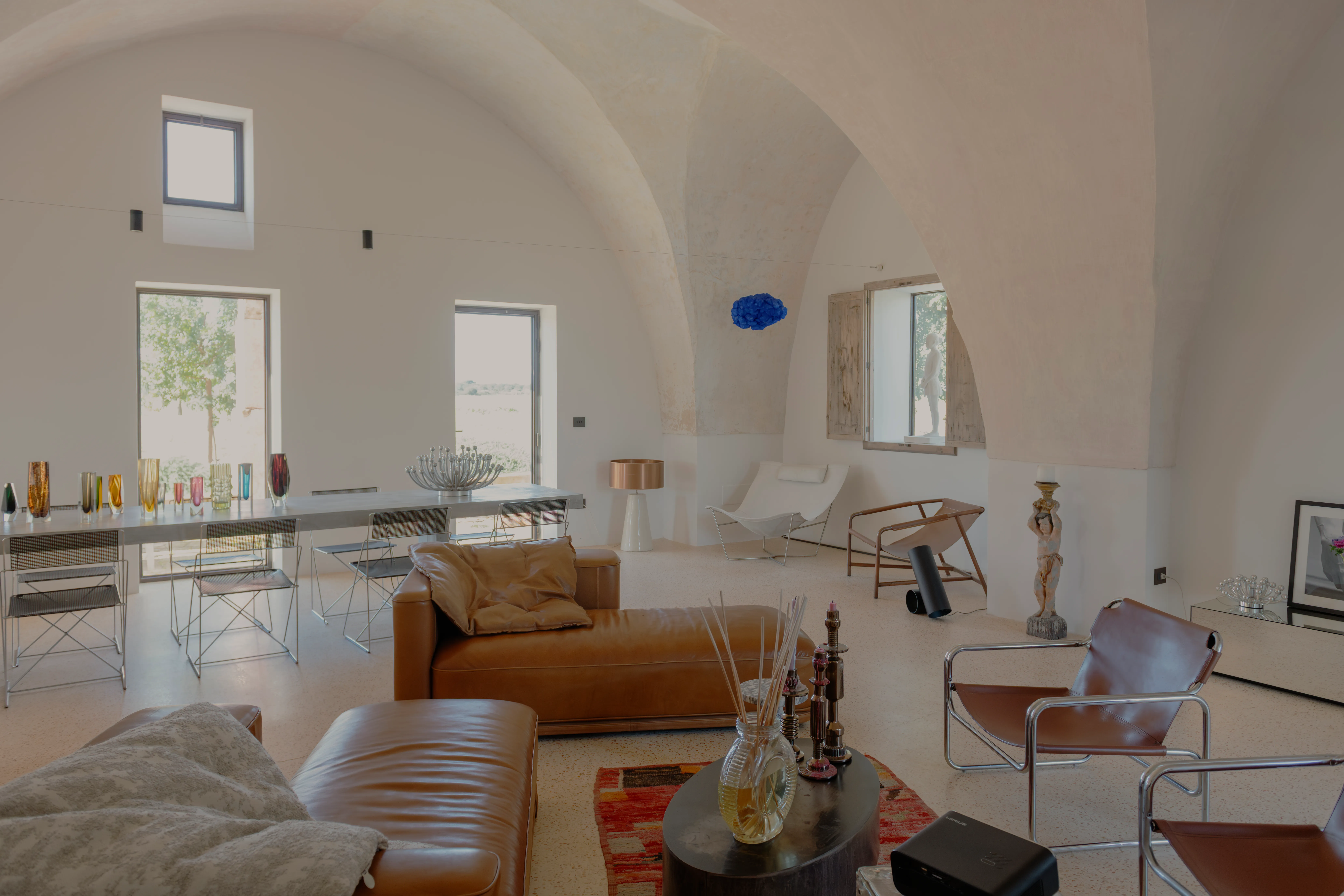 Soggiorno di Casa Rosa con volte colorate e grande tavolo centrale